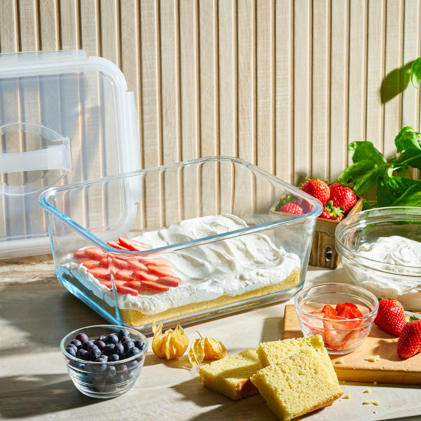 Extra Large Oven Safe Glass Food Storage Container with Airtight Locking Lid & Handle. 6500ml / 220oz / 28 Cup - Storing Lunch Food, Vegetables…