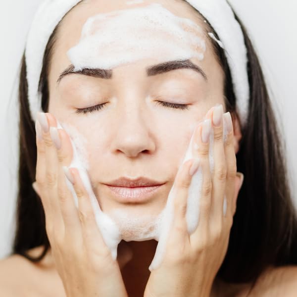 Serious Skincare - Gentle Cleansing and Exfoliating Retinol Facial Wash - Skin Hydrating Gel to Foam Cleanser - Clarify Pores - Removes Makeup, Oil