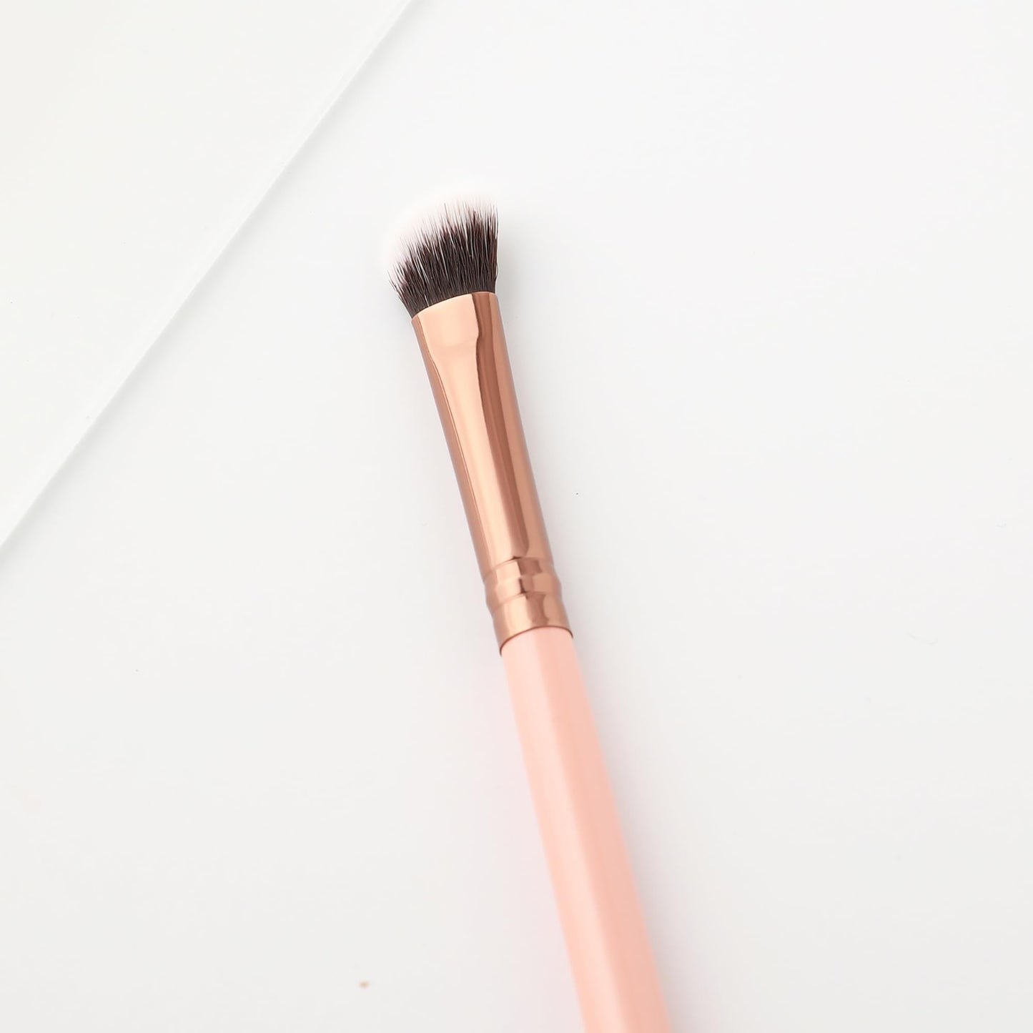 Luxie Rose Gold Medium Angled Shading Brush 207 - Makeup Brush for Highlighting, Defining Crease, and Blending Eyeshadow - Eyeshadow Applicator - 1 pc