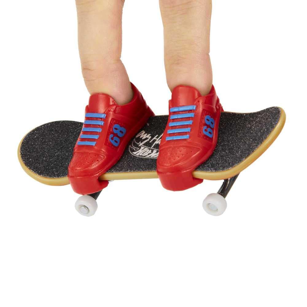 Fingerskate Tony Hawk HGT64 Skateboard with Finger and 1 Pair of Trainers Red