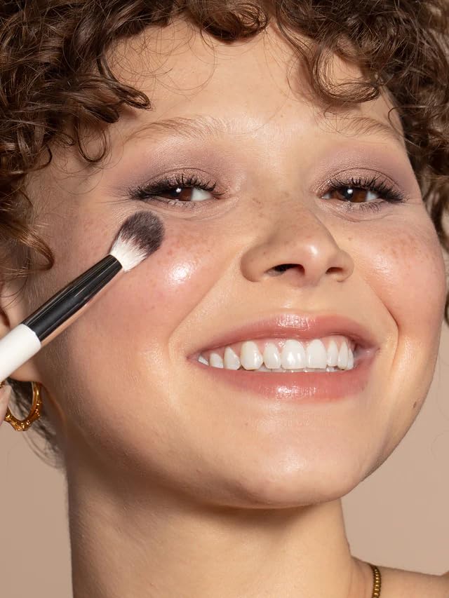 ILIA - Blending Brush | Eyeshadow + Highlighter Brush Made with FSC Certified Wood, Aluminum, + Soft, Vegan Bristles | Expertly Crafted | Non-Toxic