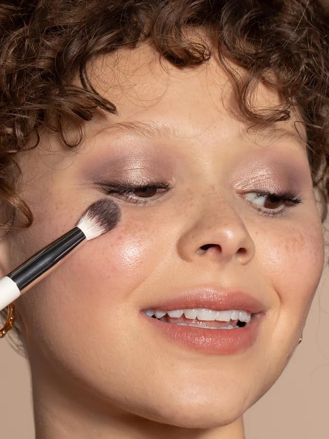 ILIA - Blending Brush | Eyeshadow + Highlighter Brush Made with FSC Certified Wood, Aluminum, + Soft, Vegan Bristles | Expertly Crafted | Non-Toxic