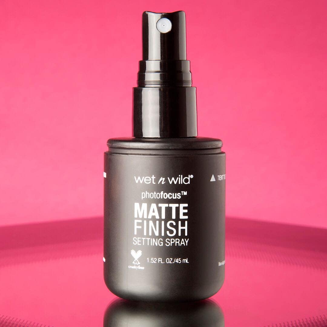 wet n wild Photo Focus Setting Mist, Up to 24HR Wear, Lightweight & Nourishing Aloe Formula Suitable for All Skin Types, Cruelty-Free & Vegan - Matte