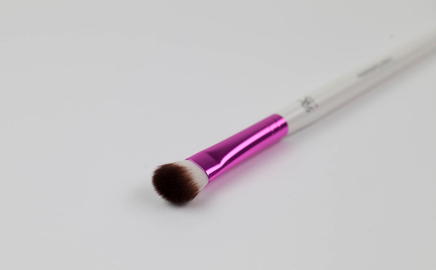 KISS Ruby Kisses Premium Large Eyeshadow Cosmetic Brush, Professional Quality Cruelty Free Make-Up Tool with Soft 100% Synthetic Bristles