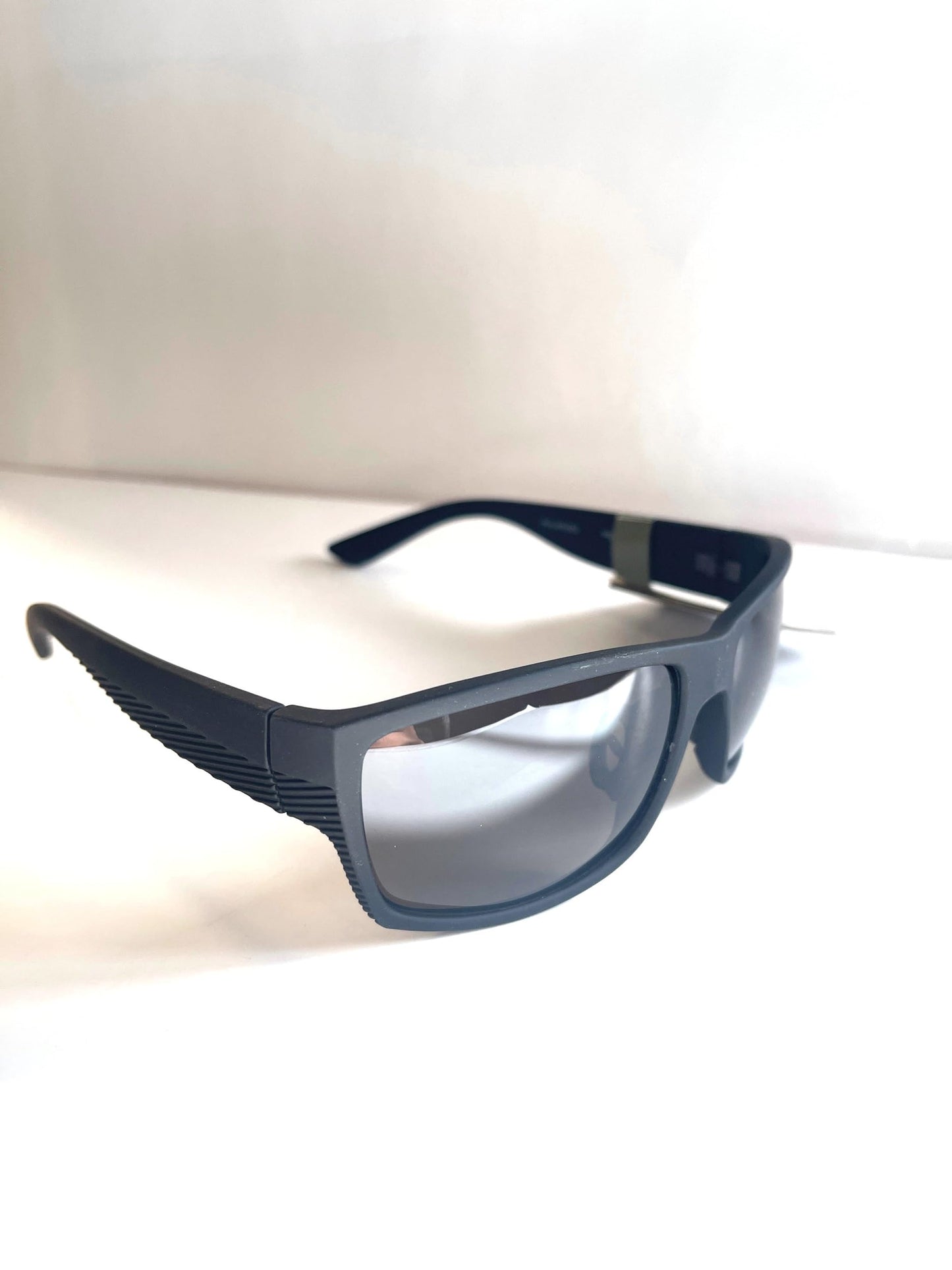 Foster Grant All Terrain Polarized Sunglasses AT 9 rectangular black grey lenses. 591505