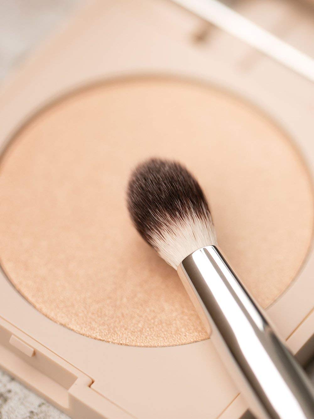 ILIA - Blending Brush | Eyeshadow + Highlighter Brush Made with FSC Certified Wood, Aluminum, + Soft, Vegan Bristles | Expertly Crafted | Non-Toxic