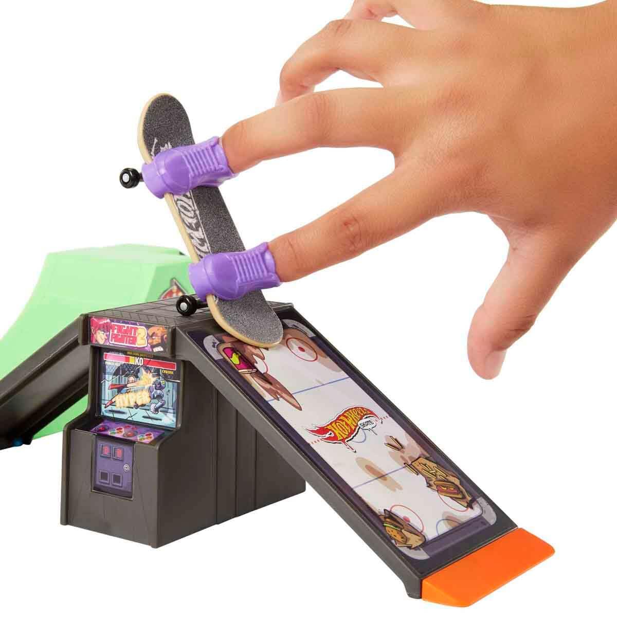 Hot Wheels Skate Arcade Skatepark Playset, Includes Exclusive Tony Hawk-Designed Fingerboard and 1 Pair of Removable Skate Shoes for Kids