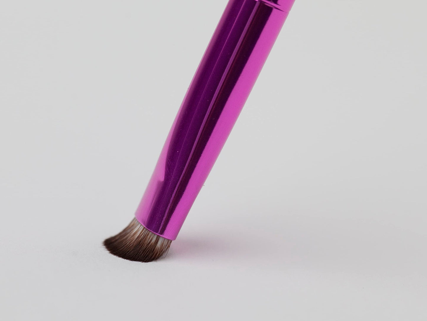 KISS Ruby Kisses Premium C Curve Eyeshadow Cosmetic Brush, Professional Quality Cruelty Free Make-Up Tool with Soft 100% Synthetic Bristles