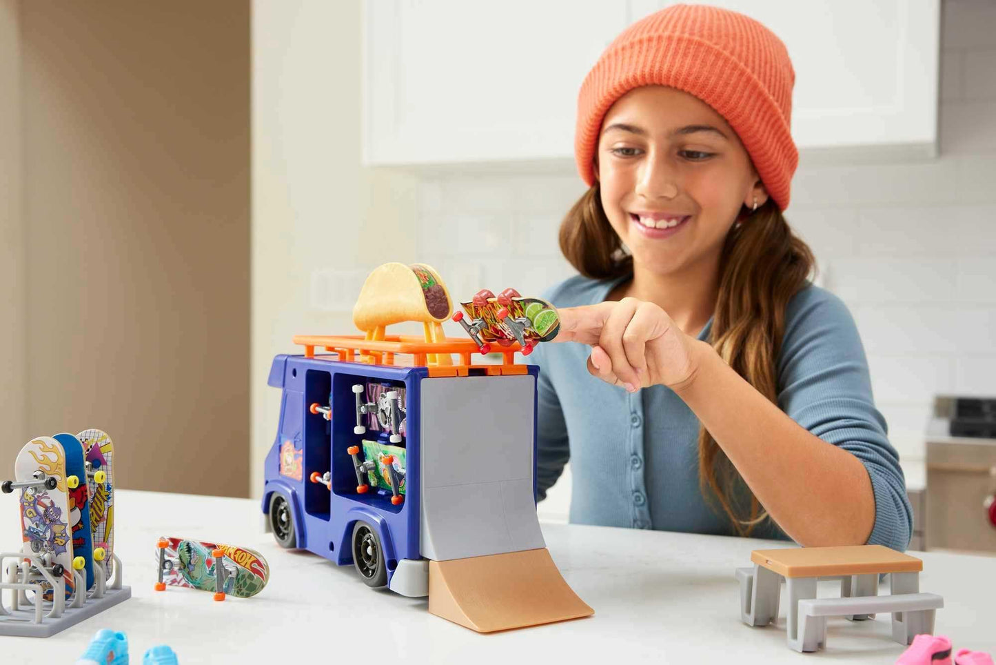 Hot Wheels Skate Taco Truck Play Case, Portable Fingerboard Skatepark Playset for Kids, 1 Exclusive Board, 1 Pair of Removable Skate Shoes & Storage