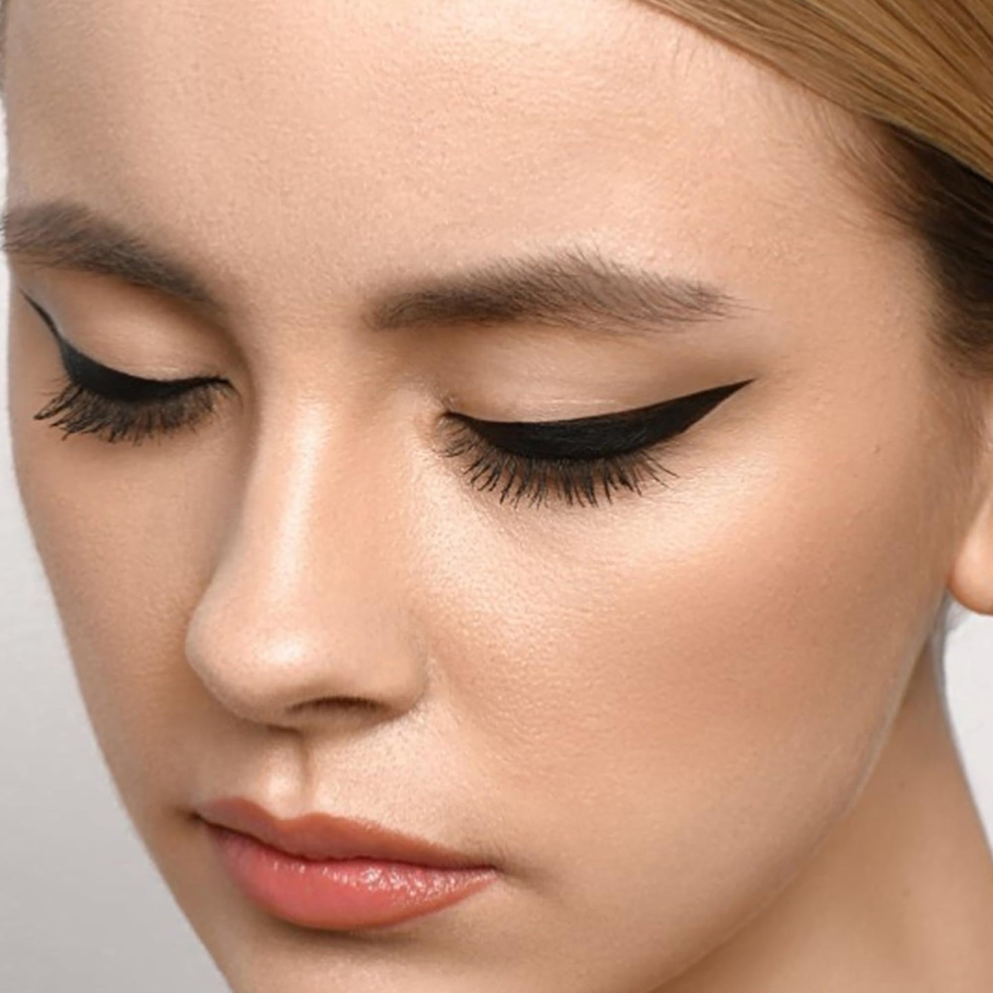 Lord and Berry Inkglam Eyeliner - Eye Makeup for Natural to Bold Looks - Waterproof Eyeliner with 24 Hour Wear - Shiny Finish - 1121 Black - 0.03 oz
