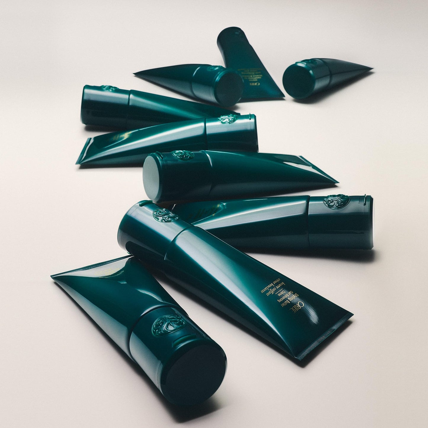 Oribe Styling Butter Curl Enhancing Cream - Hydrating Curl Defining Cream With Medium Hold - Nourishes & Softens Curls - Tames Frizz & Prevents