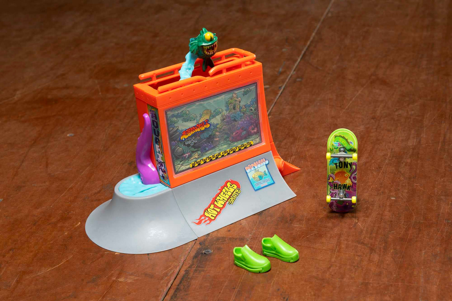 Hot Wheels Skate Aquarium Skatepark Playset Designed with Tony Hawk, Includes Tony Hawk Fingerboard & 1 Pair of Removable Skate Shoes