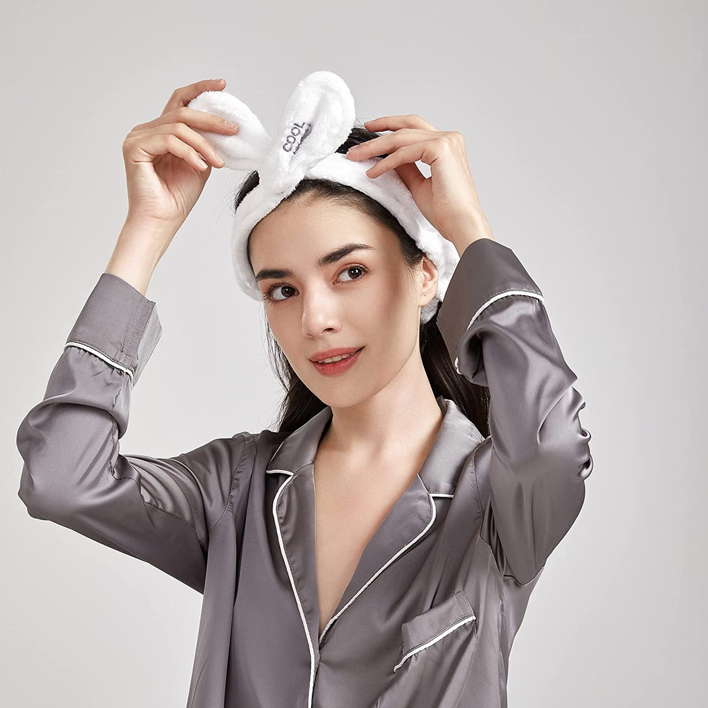 Dofash 2Pcs A Cute Bunny Ears Face Wash Headband, Skincare Makeup Headband, Beauty Lovely Spa Headbands With Delicate Bag For Girls And Woman, White