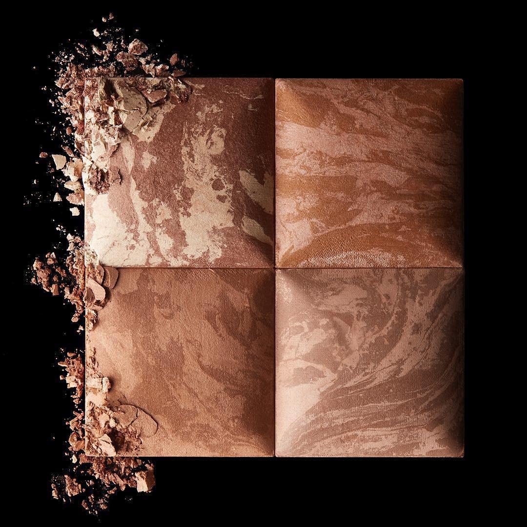 Hourglass Ambient Lighting Bronzer in Luminous Bronze Light. Highlighting Bronzer for a Natural Sun-Kissed Glow. Vegan and Cruelty-Free.