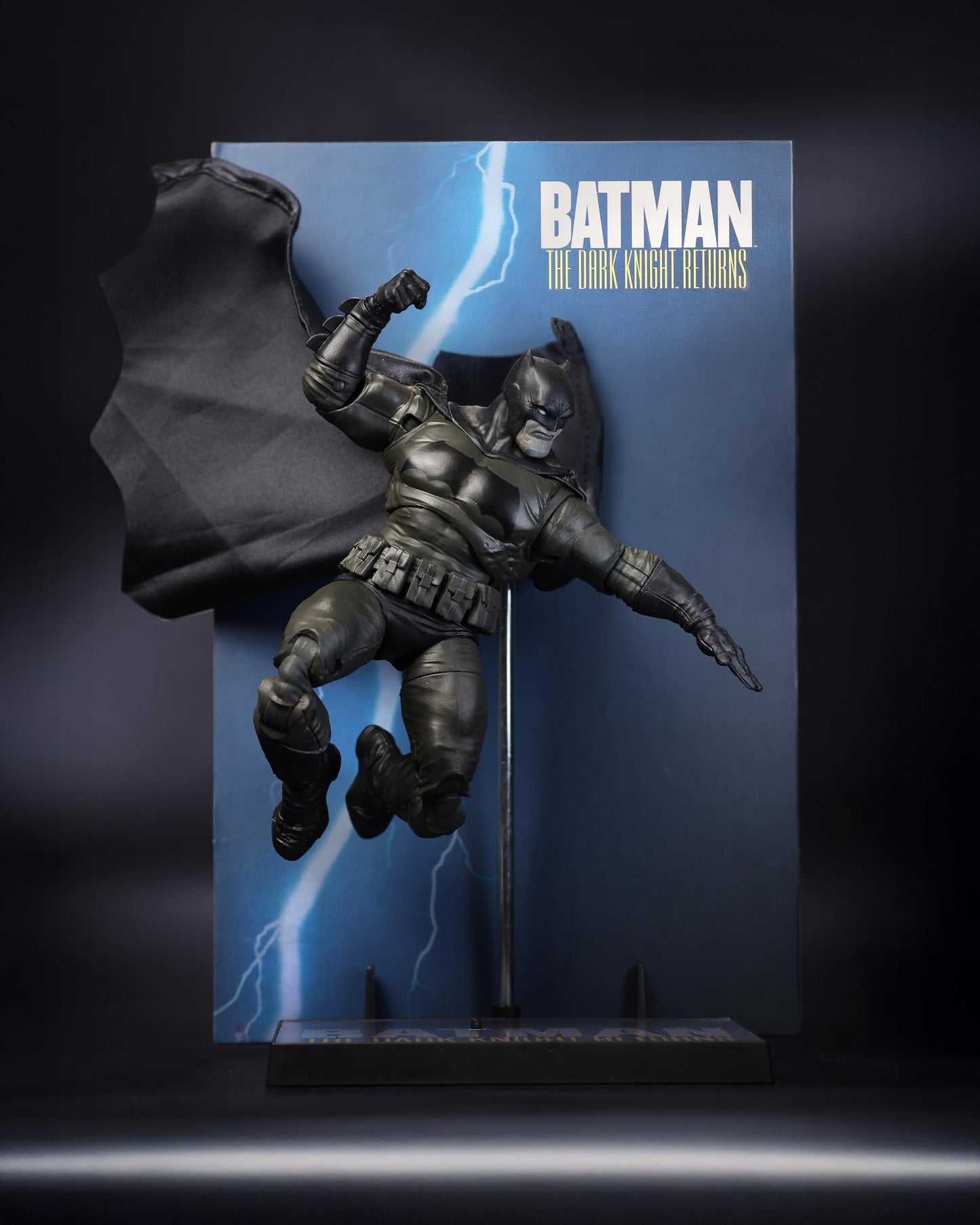 McFarlane Toys - DC Multiverse Batman (The Dark Knight Returns) 7in Action Figure, McFarlane Cover Recreations, Gold Label, Amazon Exclusive