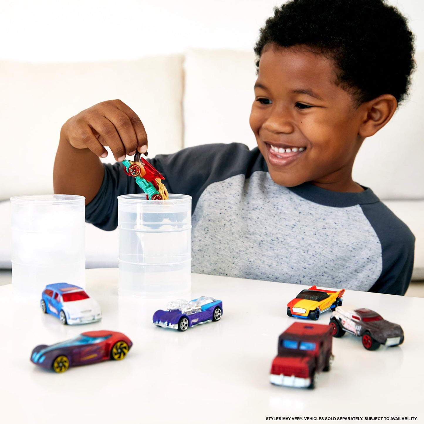 Hot Wheels Toy Car, 1:64 Scale Color Shifters Vehicle with Repeat Color Change in ICY Cold or Very Warm Water (Styles May Vary)