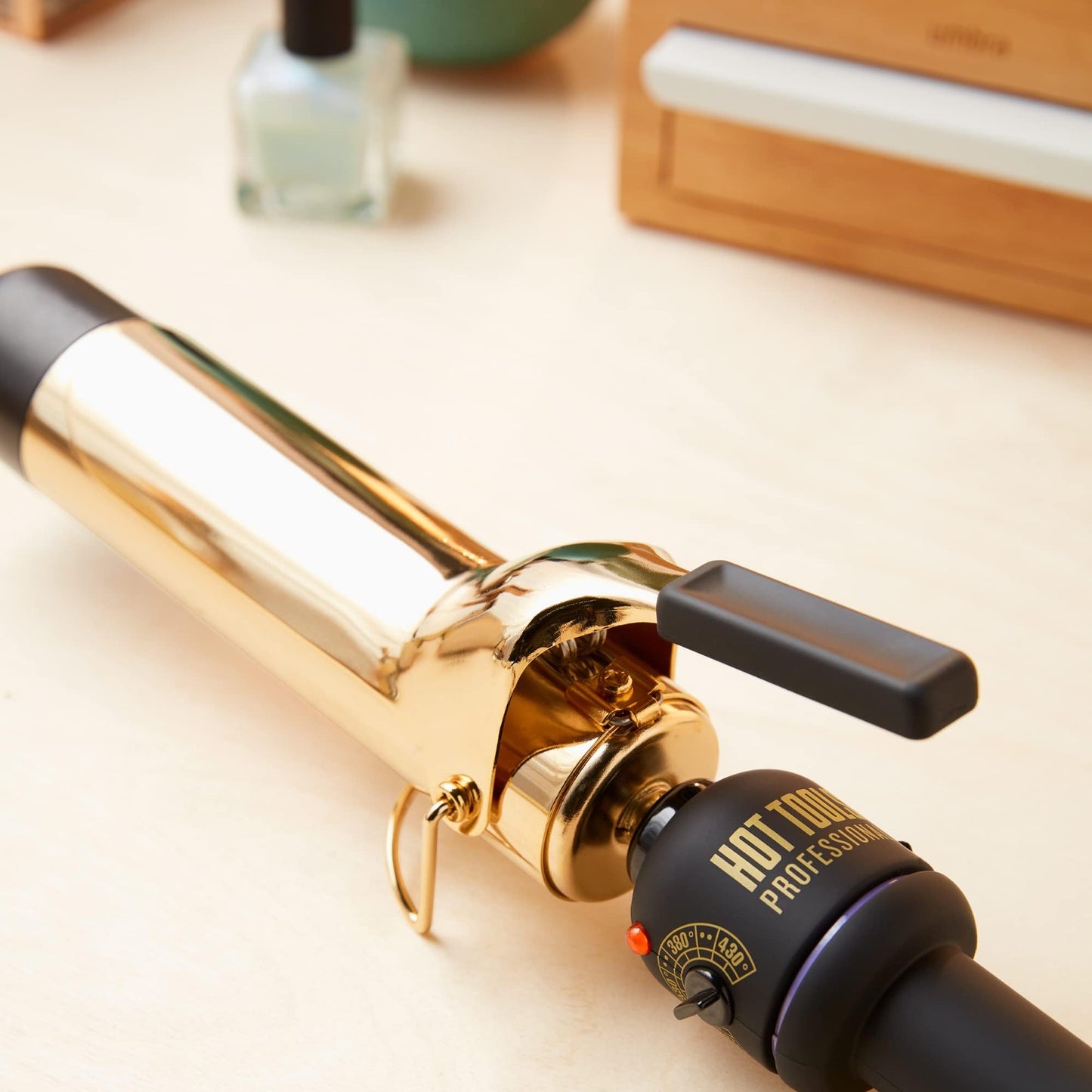 HOT TOOLS (2018 MODEL) Pro Artist 24K Gold Curling Iron | Long Lasting, Defined Curls (1 1/2 in)