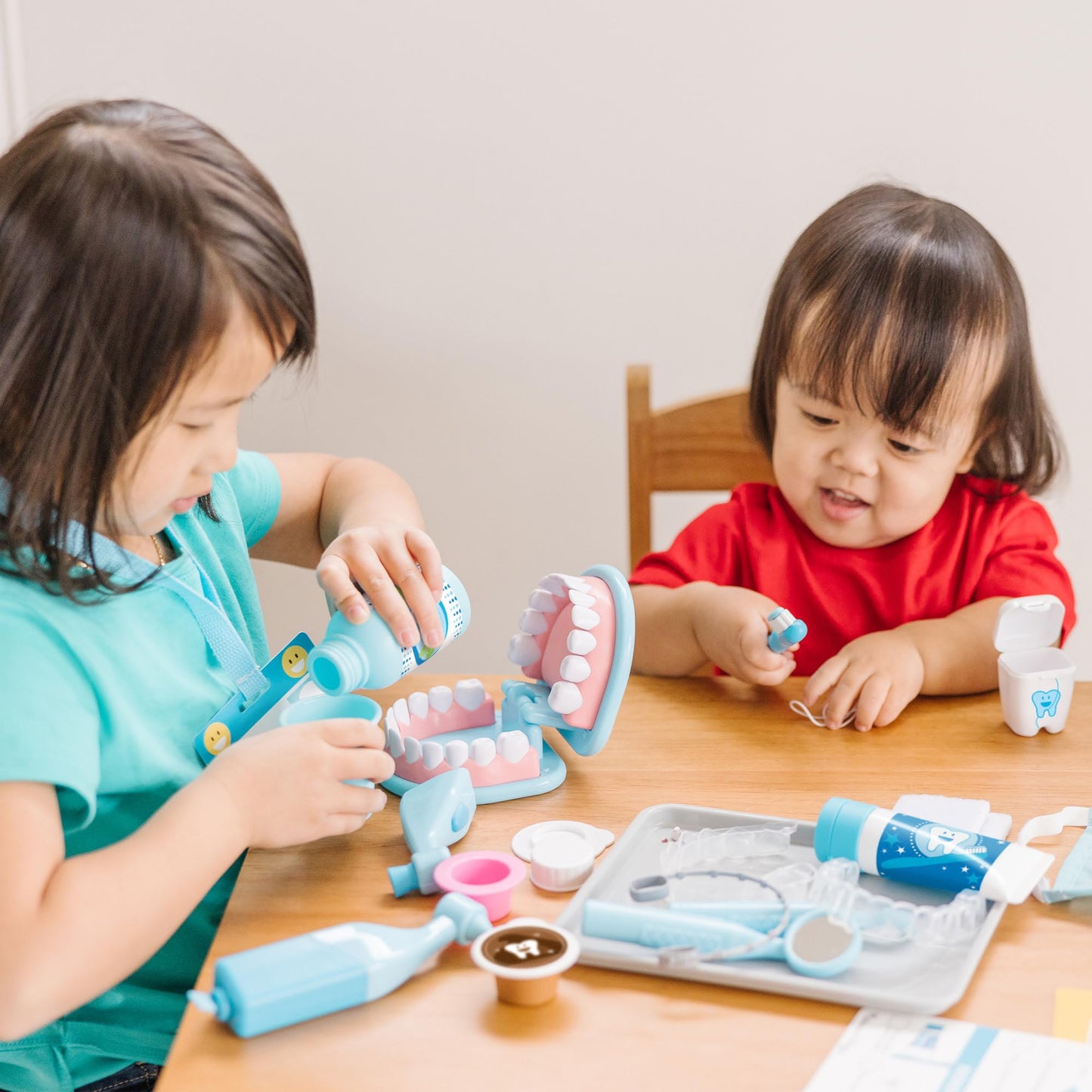 Melissa & Doug Super Smile Dentist Kit with Pretend Play Set of Teeth and Dental Accessories (25 Toy Pieces) Pretend Dentist Play Set, for Kids Ages 3+