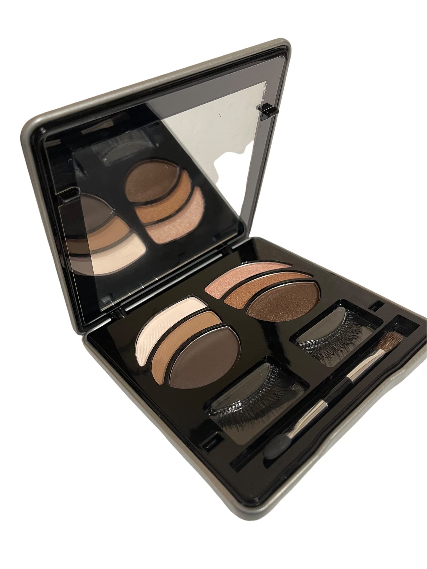 Makeover Essentials Lashing Out Girls Day out Eyeshadow &1 Pair Eyelash