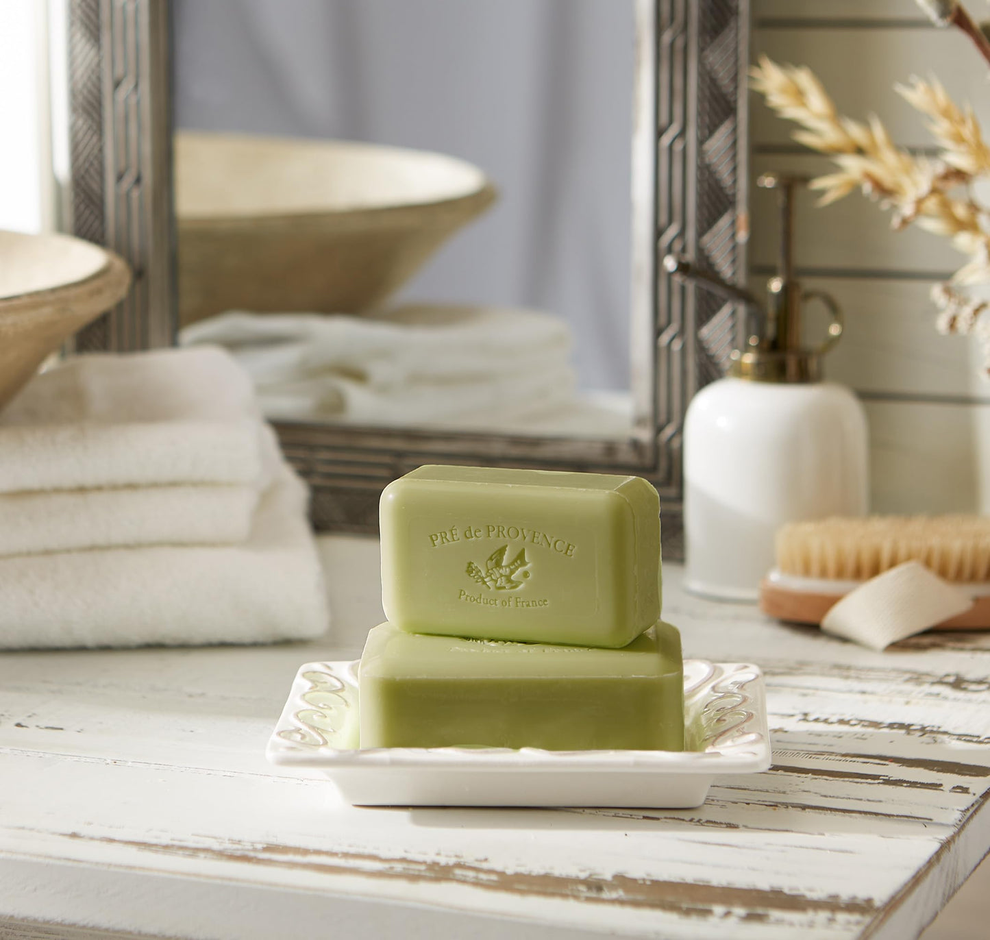 Pre de Provence Artisanal Soap Bar, Enriched with Organic Shea Butter, Natural French Skincare, Quad Milled for Rich Smooth Lather, 8.8 Ounce, Green