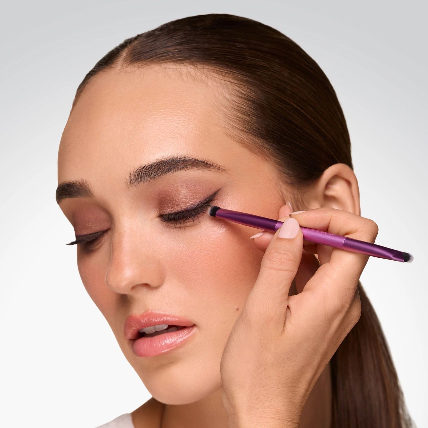 Real Techniques Liner & Smudge Brush, Dual-Ended Eye Brush for Eyeliner, Eyeshadow & Smoky Eye Blending, Precision Detail Makeup Brush with Soft
