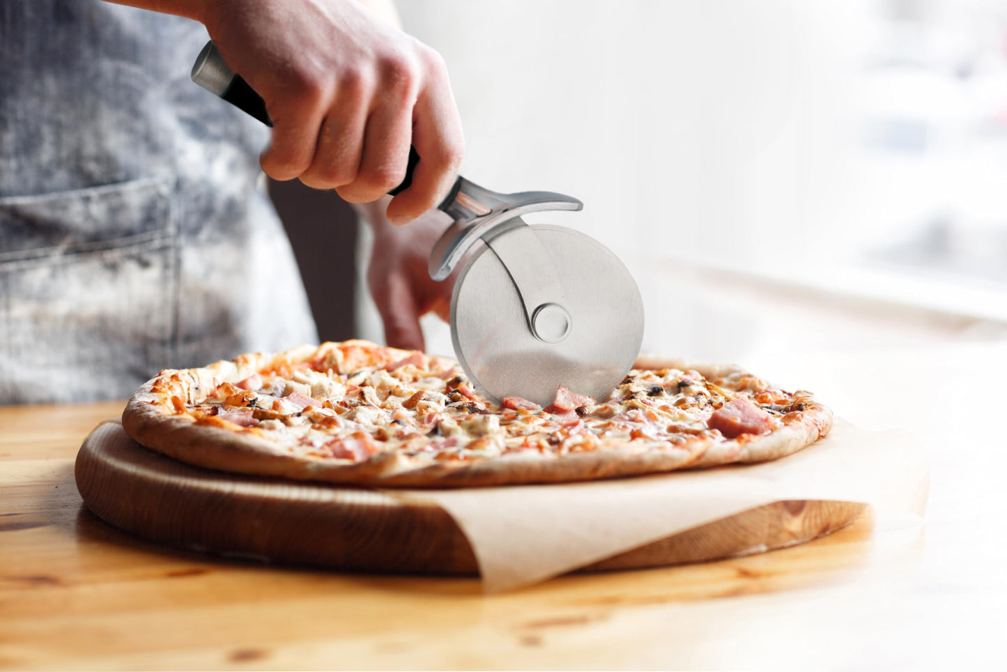 KitchenAid Classic Pizza Wheel, 9-Inch Sharp Blade for Cutting Pizza, Pies & More, Comfort Grip with Finger Guard, Dishwasher Safe, Black