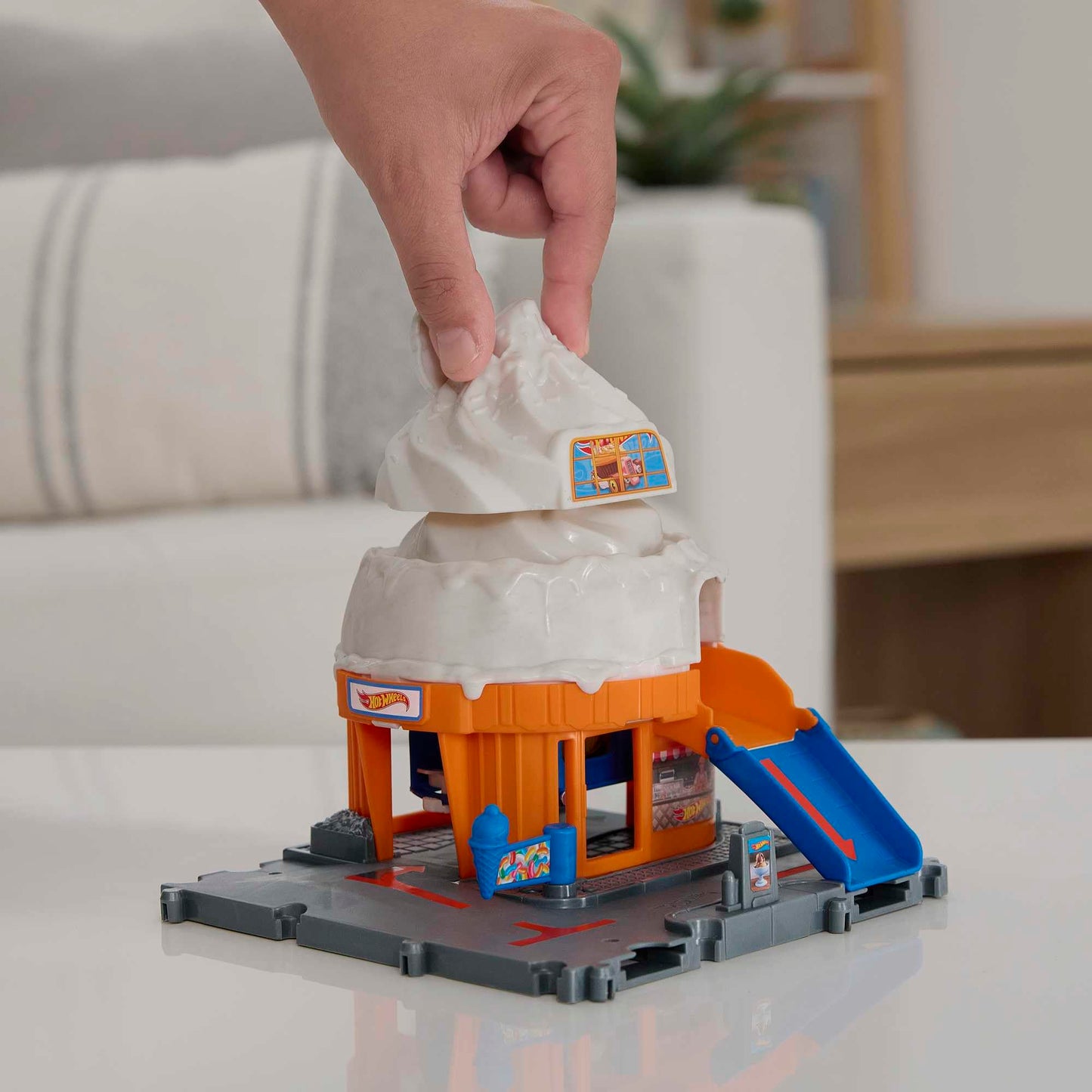 HOT WHEELS City Downtown Spielset Eiskrem-Strudel - Rennbahn-Action mit manuellem Aufzug, Eiskrem-Wirbel und herunterklappbarer Rampe, inklusive 1…