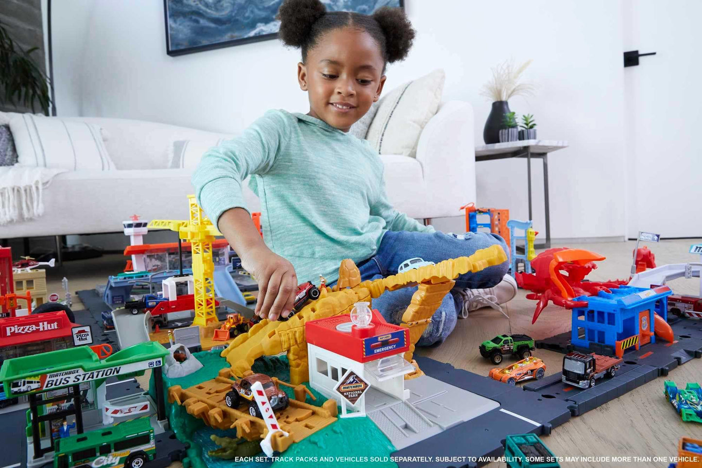 Hot Wheels City Toy Track Set, Downtown Car Park Playset with 1:64 Scale Vehicle, 4 Levels, Working Lift & Exit Chute