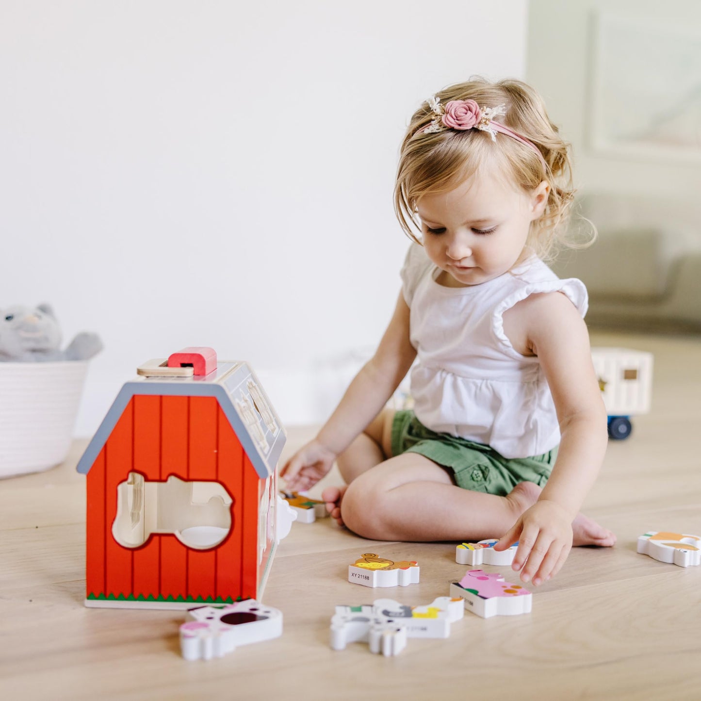 Melissa & Doug Wooden Take-Along Sorting Barn – Shape Sorting Farm Toy with 10 Wooden Pieces, Educational Learning Toy for Toddlers Ages 2+