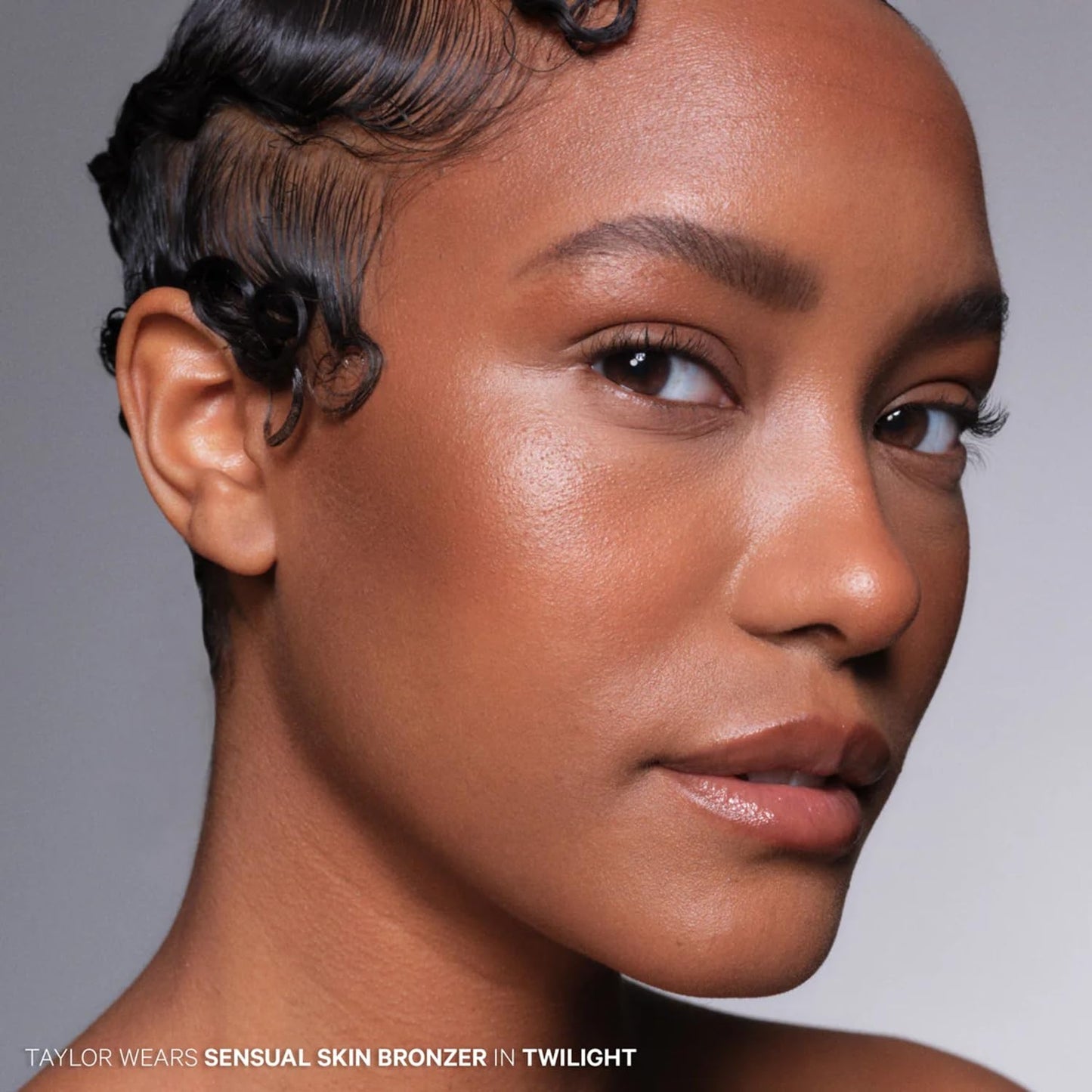 Kevyn Aucoin Sensual Skin Bronzer, Twilight - Deep (Rich terracotta warmth for deeper complexions): Get a sun-kissed glow. Cream-to-powder formula