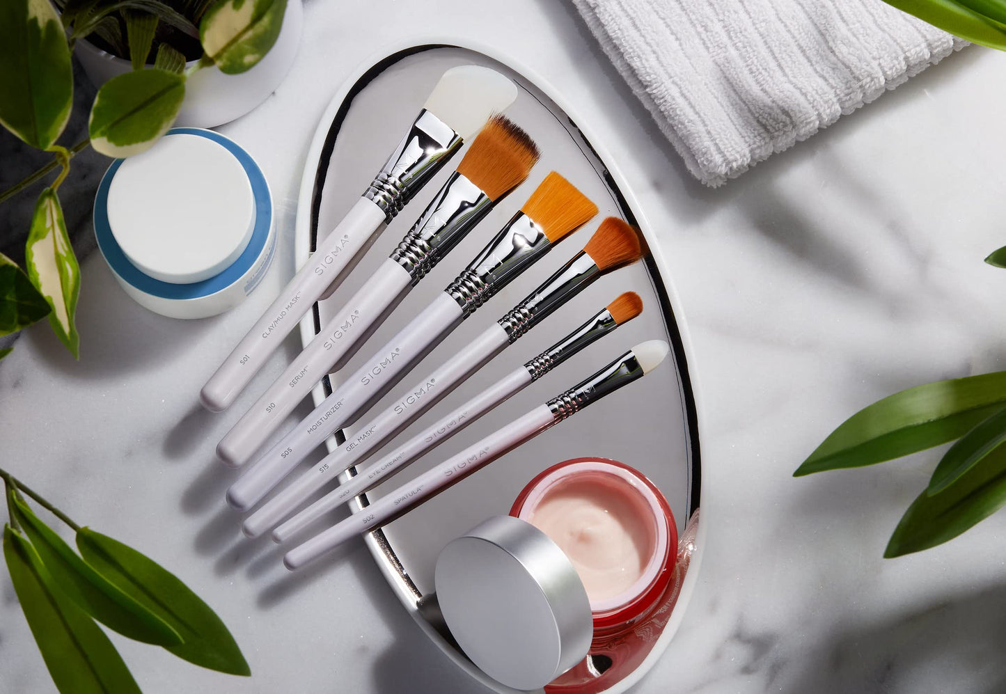 Sigma Beauty S20 Eye Cream Skincare Brush - Skincare Tool for Applying Skincare Products to Face and Skin, Gentle Eye Cream Brush Applicator for Eye