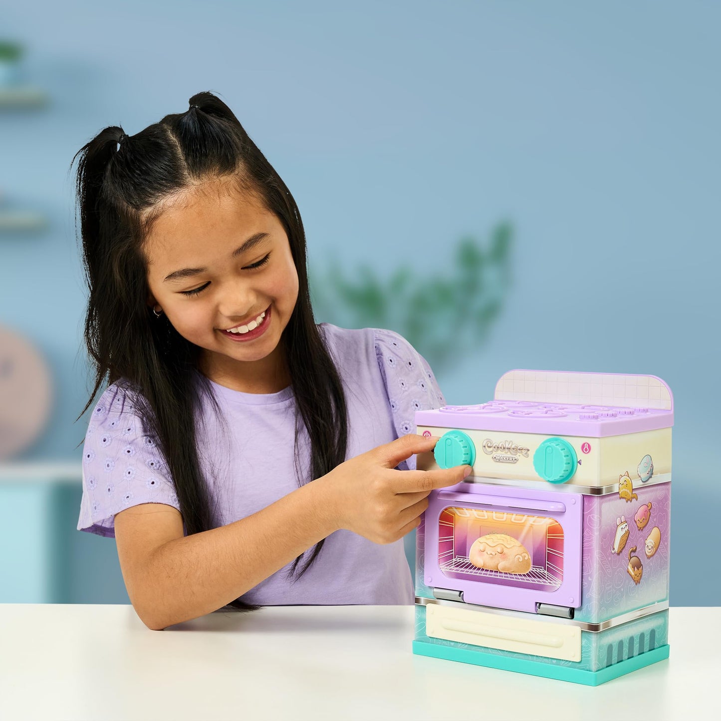 Cookeez Makery Lil' Bakez Oven, Mix The Dough and Make A Scented Surprise Pet in The Form of A Deliciously Scented Plush Toy (Non-Electronic), Bake…