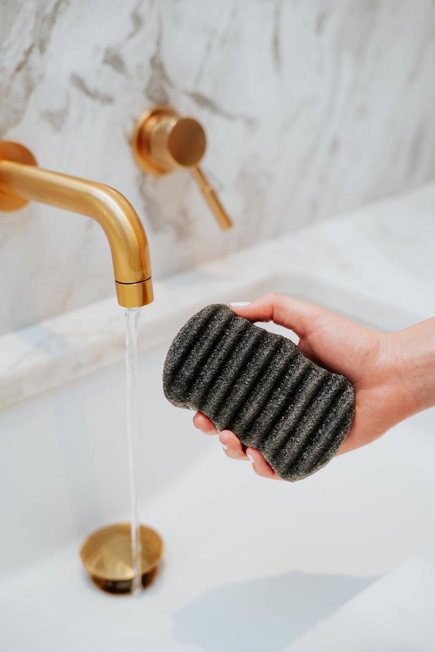 Bathorium Konjac Bamboo Charcoal Body Sponge, Natural Exfoliating & Cleansing Sponge, 100% Plant-Based, Ideal for Sensitive Skin & Daily Use, 1 Sponge