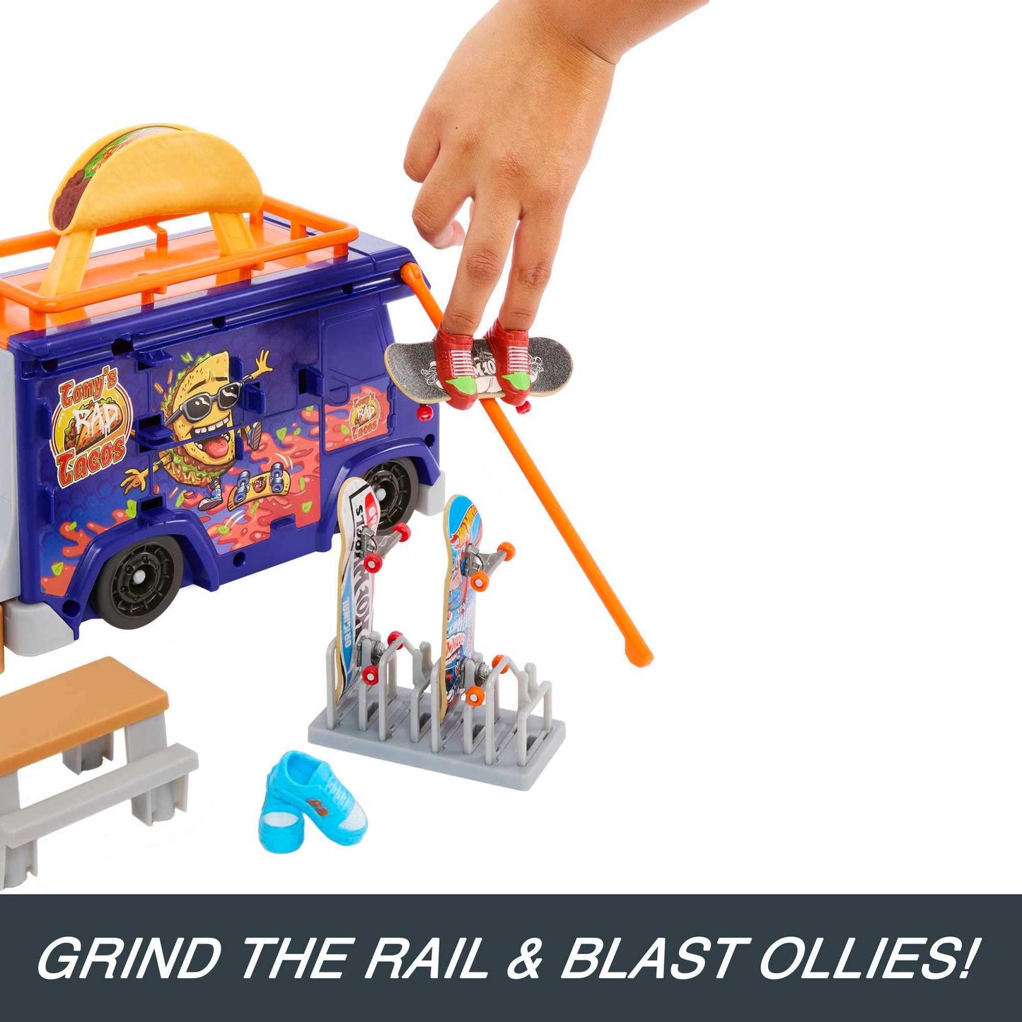 Hot Wheels Skate Taco Truck Play Case, Portable Fingerboard Skatepark Playset for Kids, 1 Exclusive Board, 1 Pair of Removable Skate Shoes & Storage