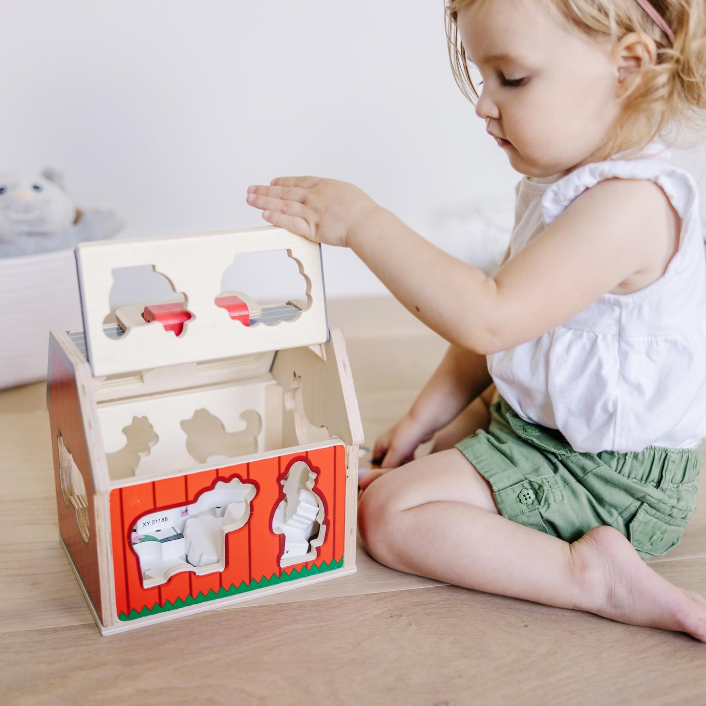 Melissa & Doug Wooden Take-Along Sorting Barn – Shape Sorting Farm Toy with 10 Wooden Pieces, Educational Learning Toy for Toddlers Ages 2+