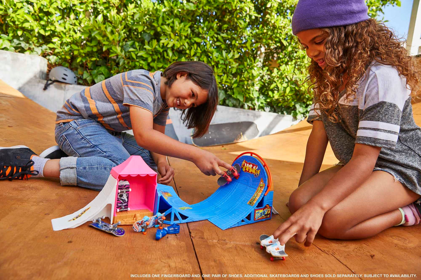 Hot Wheels Skate Amusement Park Skate Set with 1 Exclusive Tony Hawk Fingerboard, 1 Pair of Removable Skate Shoes, Kid-Activated Sounds