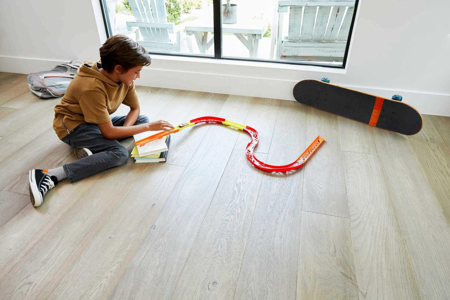 Hot Wheels Toy Car Track Set, Track Builder Unlimited Playset Premium Curve Pack, 16 Component Parts & 1:64 Scale Vehicle