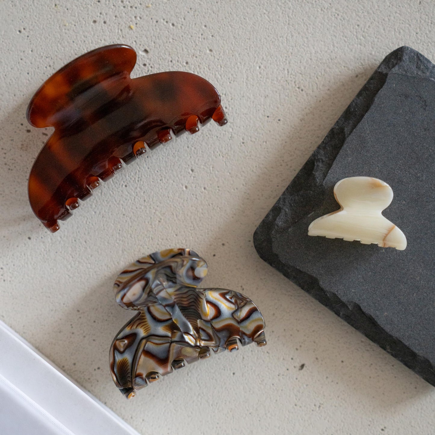 Small Designer Checkered Hair Clip for Women, France Luxe Sm Couture Claw Clip, Strong Grip, Lightweight Comfort, Damage-Free French Design, Ideal