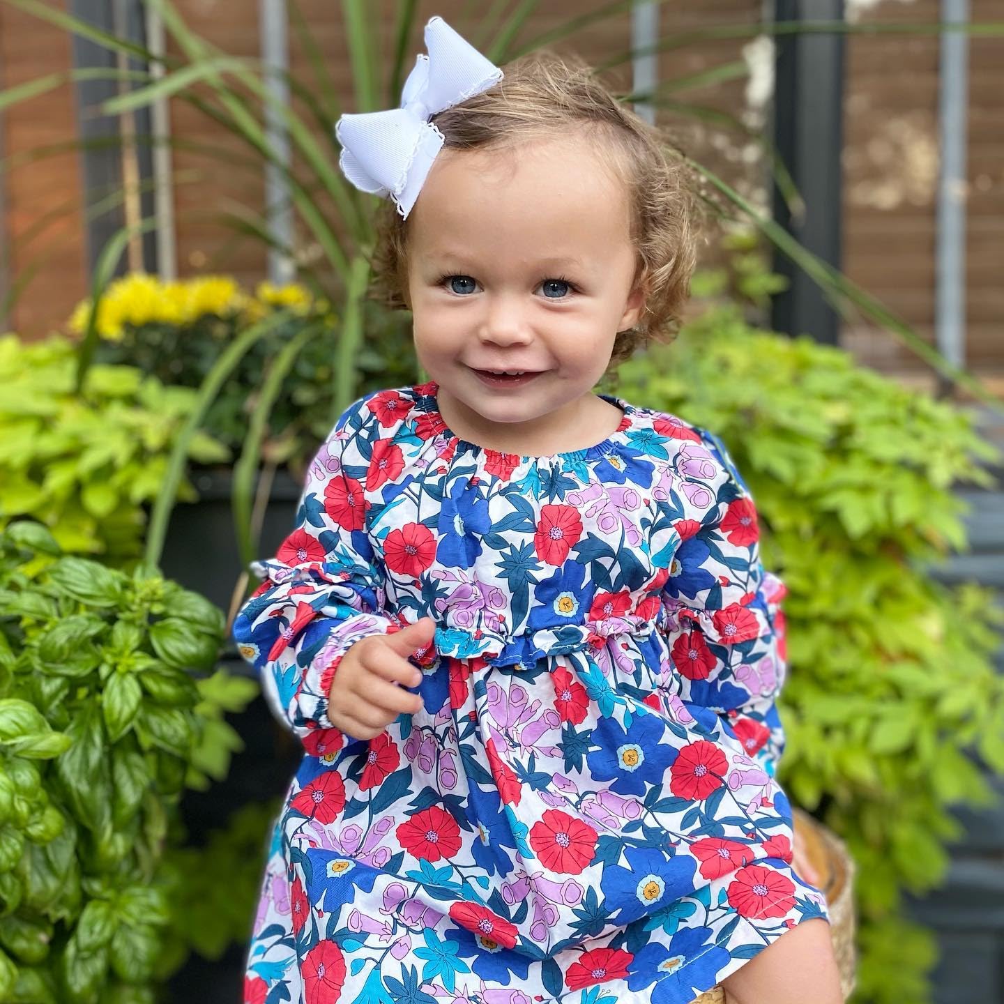 Wee Ones Girls' Classic Grosgrain Moonstitch Edge Hair Bow on a WeeStay Hair Clip, Matching Edge, Medium, White