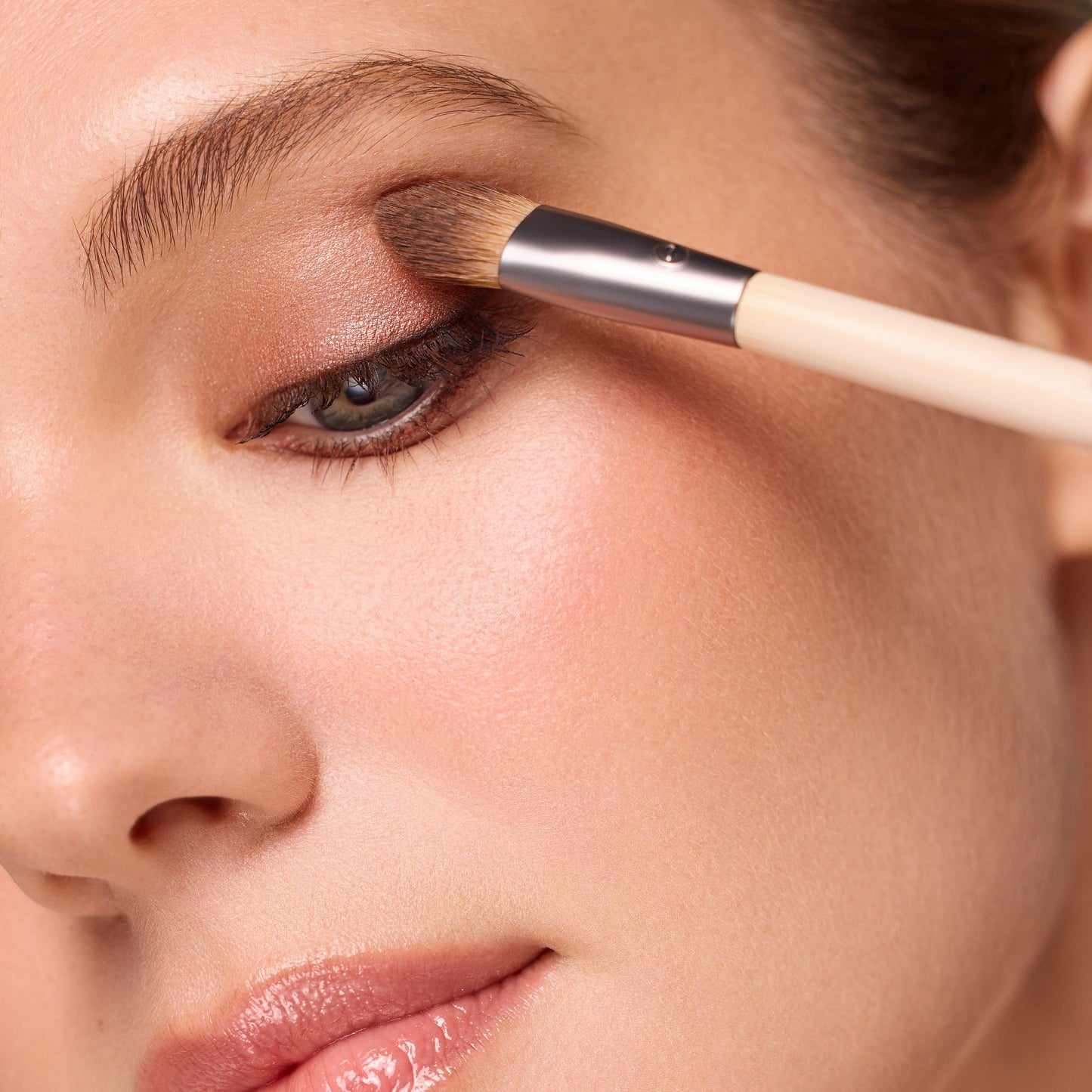 EcoTools All Over Eye Brush, Fluffy Eyeshadow Brush for Blending Lid & Crease Color, Soft Synthetic Bristles for Everyday Eye Makeup, Sustainable