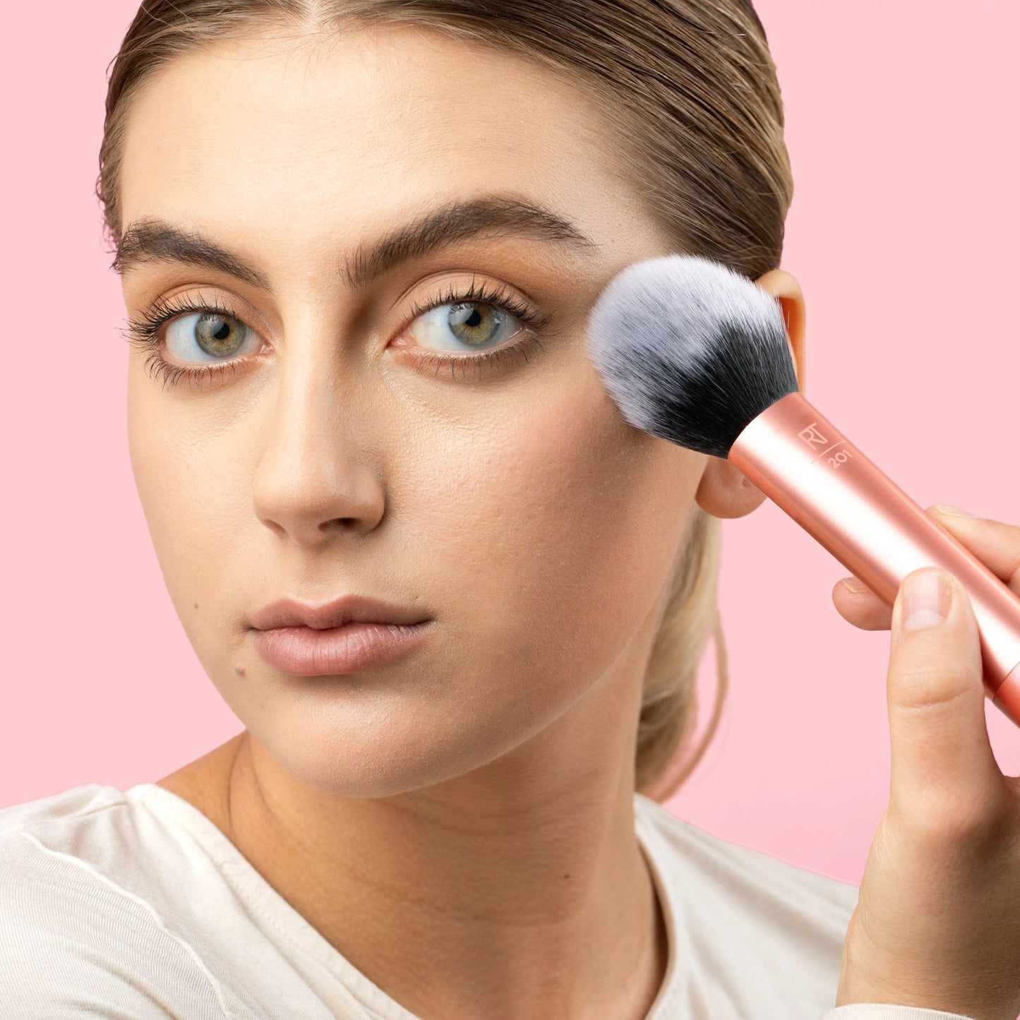 Real Techniques Ultra Plush Powder Makeup Brush, For Setting Powder, Bronzer, & Blush, Sheer, Buildable Coverage, Large, Fluffy Powder Brush, Vegan