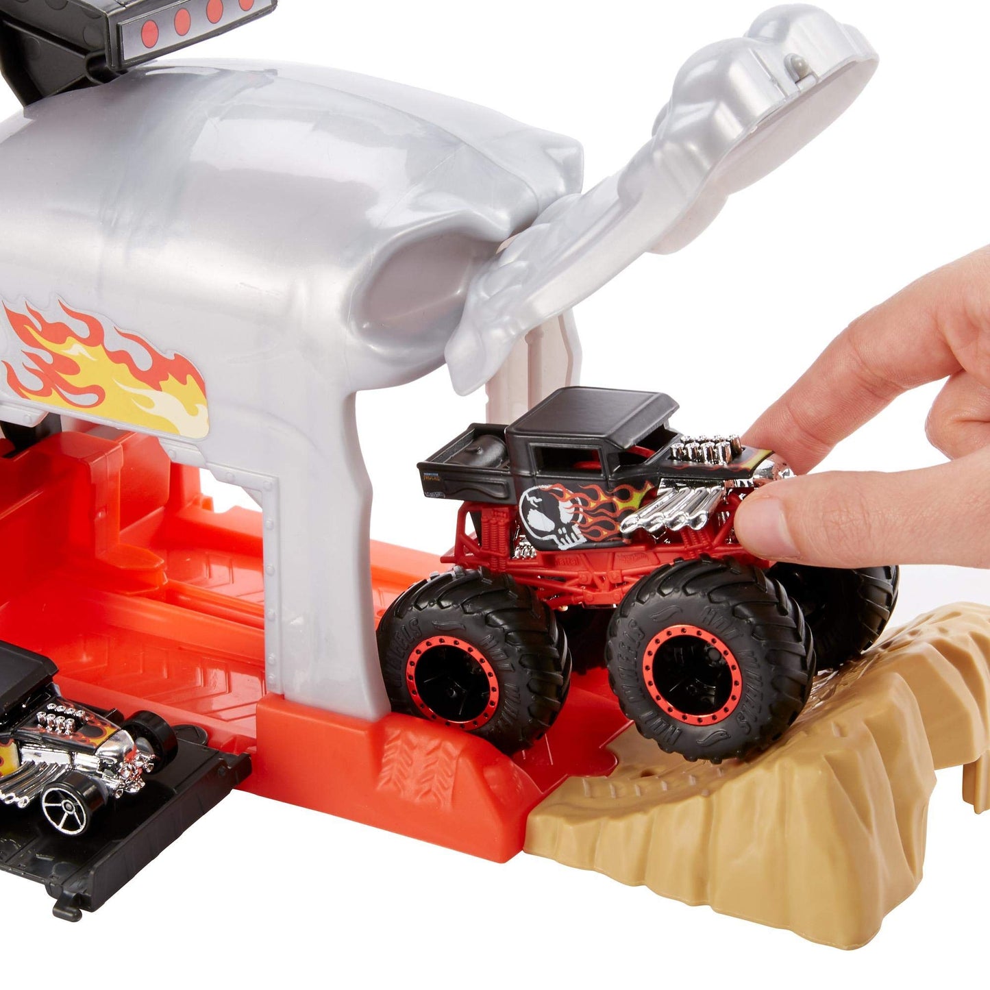 Hot Wheels Monster Truck Pit & Launch Play Sets with a Monster Truck and a 1:64 car, Team Bone Shaker, Multicolor