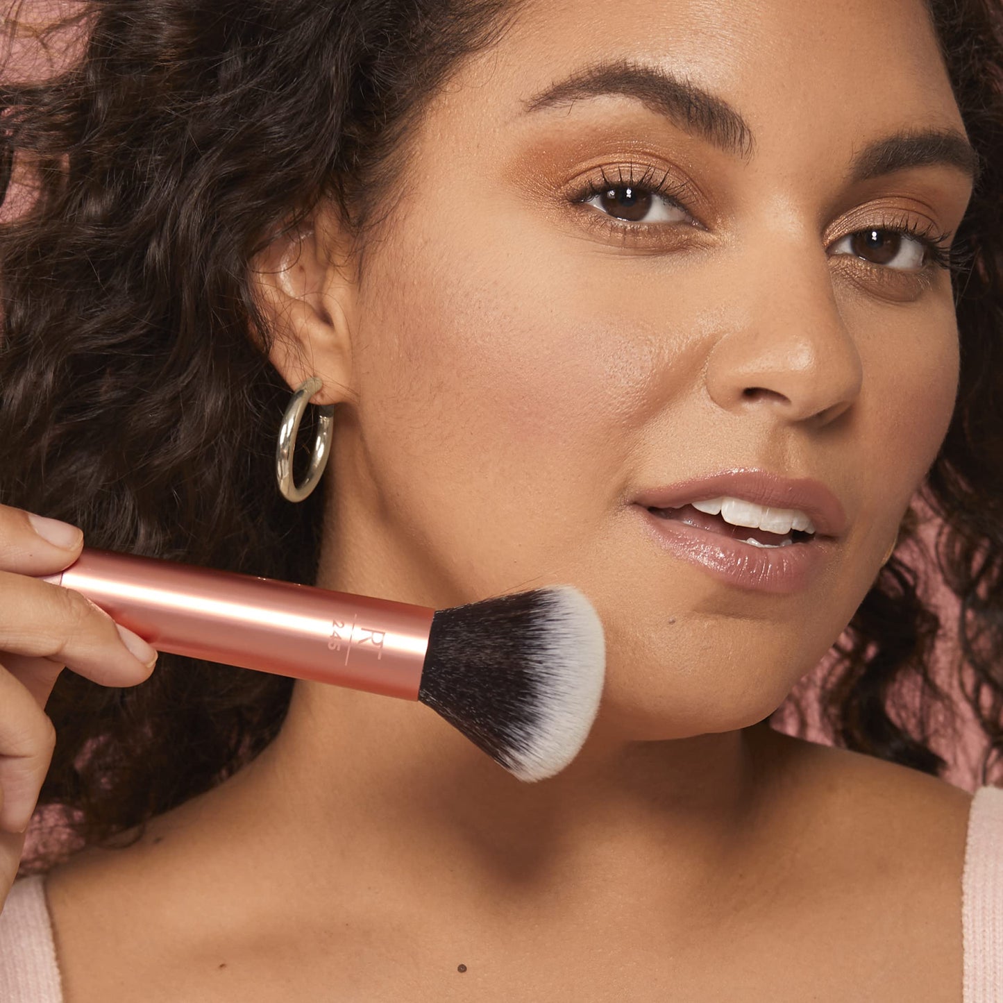 Real Techniques Everything Face Makeup Brush, Flawless Finish, Streak Free Makeup Application, For Foundation, & Powder Makeup Application, Fluffy