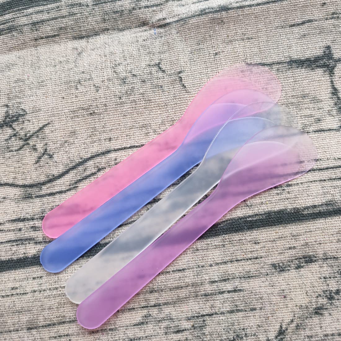Jilukibo 100 Pcs Plastic Cosmetic Mask Mixing Spoon Spatulas, Multicolor 5 Inch Face Mask Spoon for Cream Facial Skin Care Spoon
