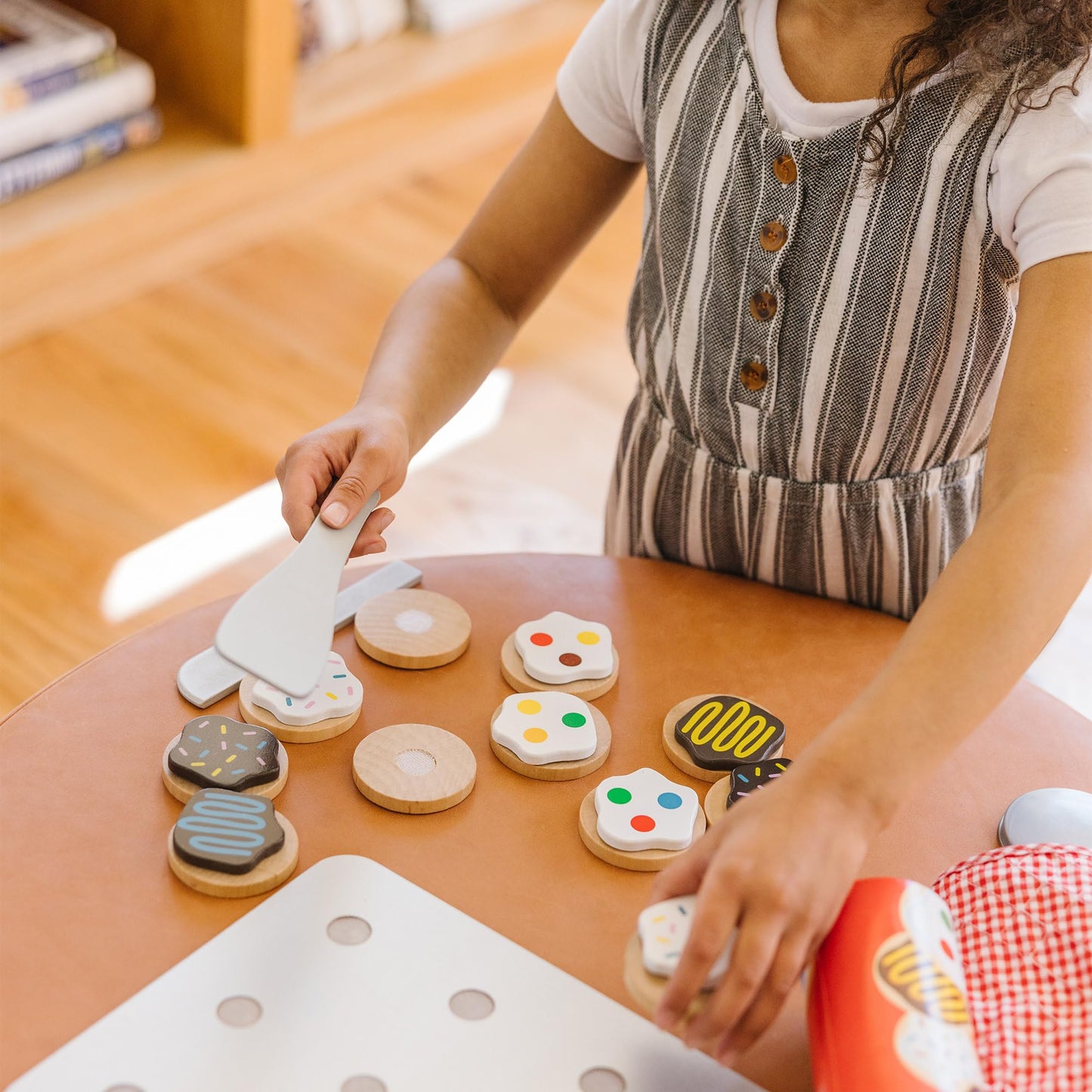 Melissa & Doug Wooden Slice & Bake Cookie Play Set with Toppings & Baking Sheet – Pretend Play Food Toy for Kids Ages 3+