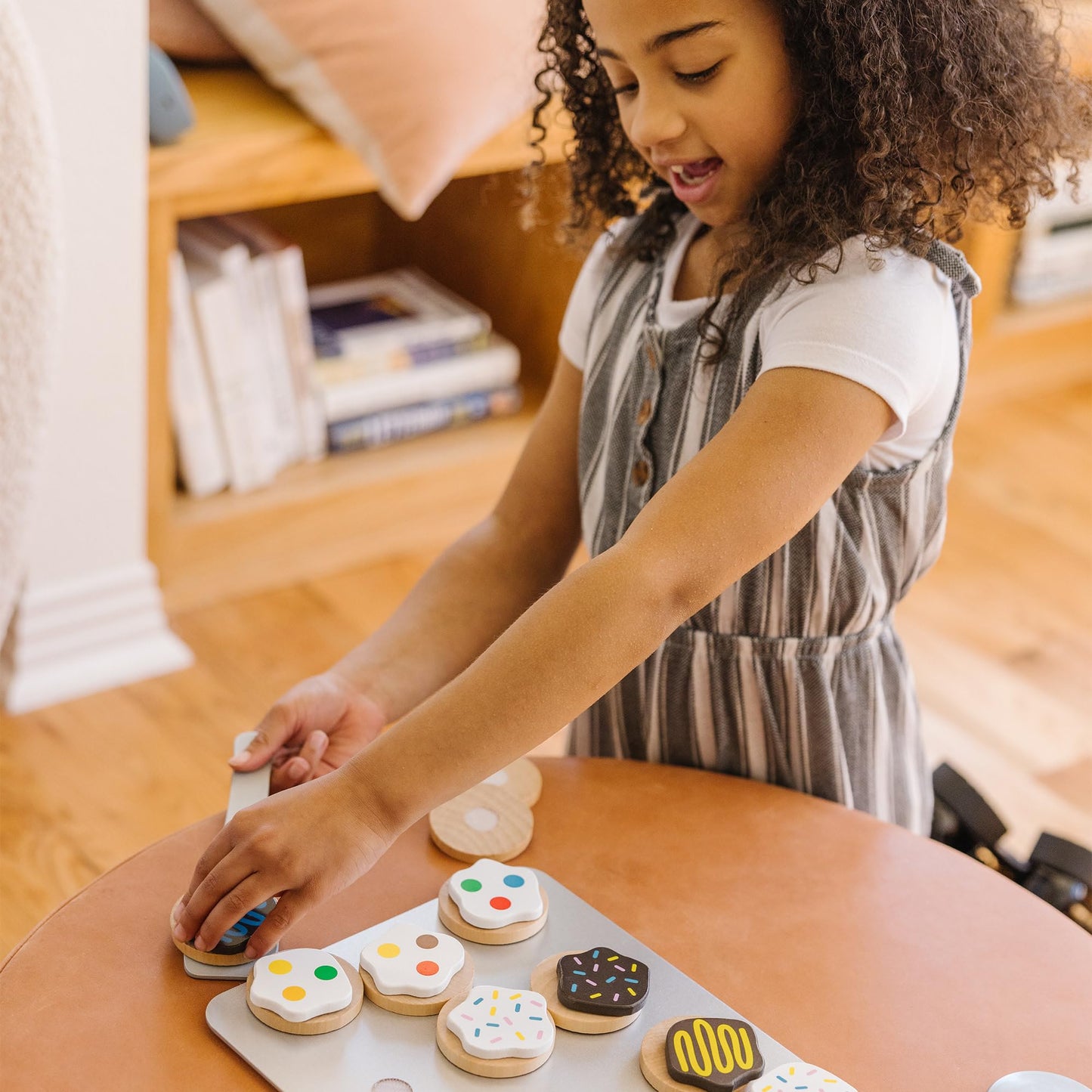 Melissa & Doug Wooden Slice & Bake Cookie Play Set with Toppings & Baking Sheet – Pretend Play Food Toy for Kids Ages 3+