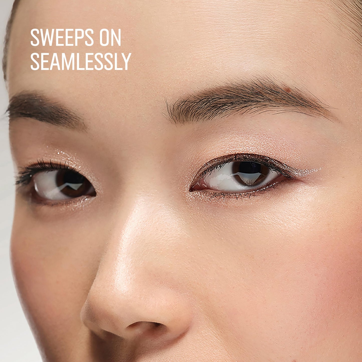 Bobbi Brown Eye Sweep Brush | All-Purpose Eyeshadow Makeup Brush for Blending & High-Impact Smokey Eyes