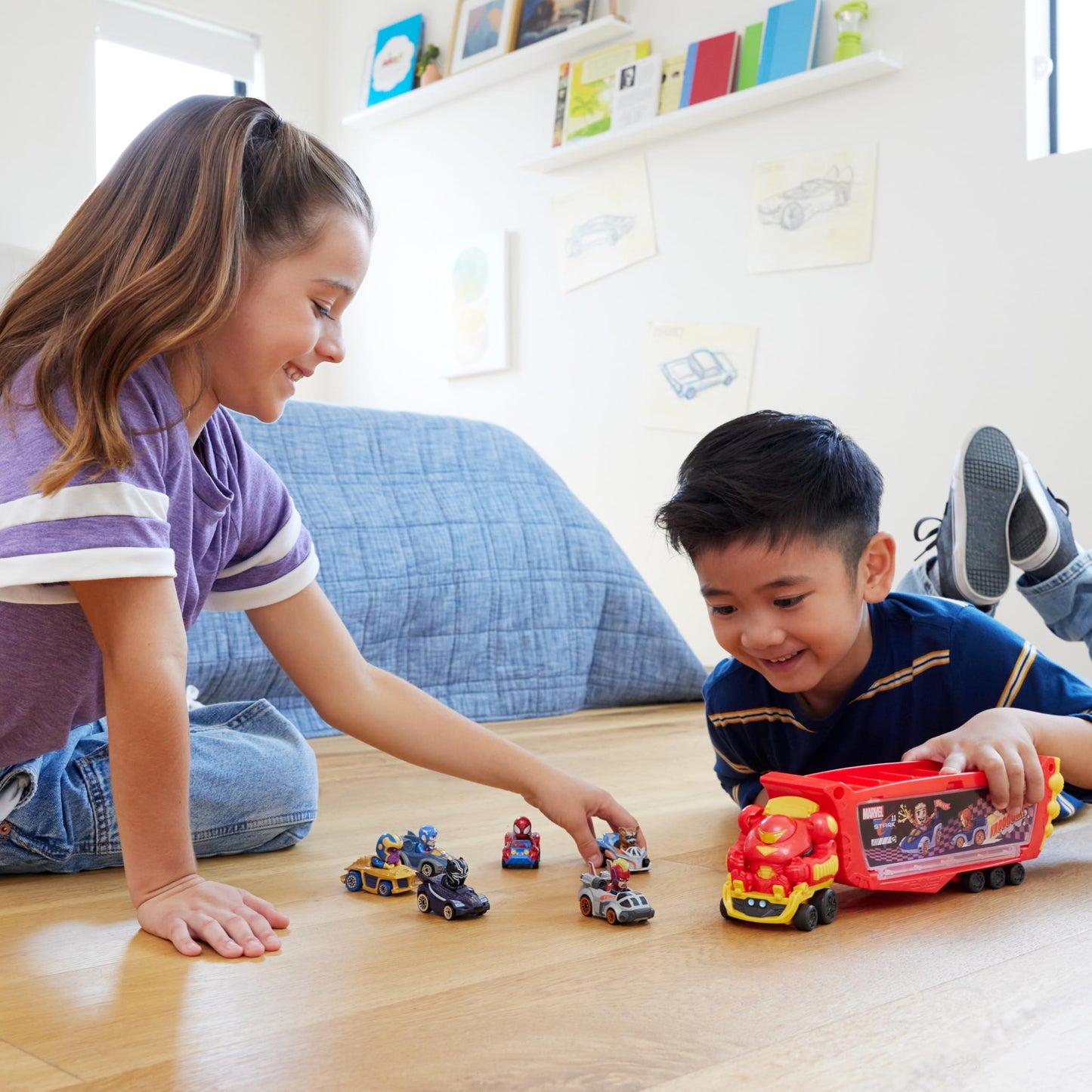 Hot Wheels RacerVerse Marvel Hulkbuster Hauler, Transport & Store Up to 10 Toy Vehicles, Detachable Cab with Flip-Up Helmet & Non-Removable Figure