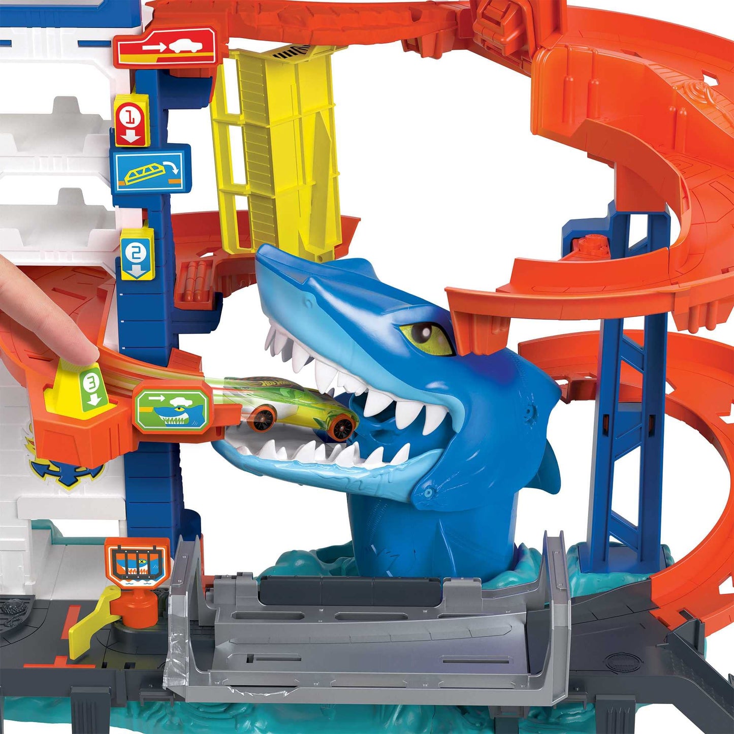 Hot Wheels City Toy Car Track Set, Attacking Shark Escape Playset with 1:64 Scale Vehicle, Multiple Levels, Kid-Powered Lift, Race to Escape, Storage