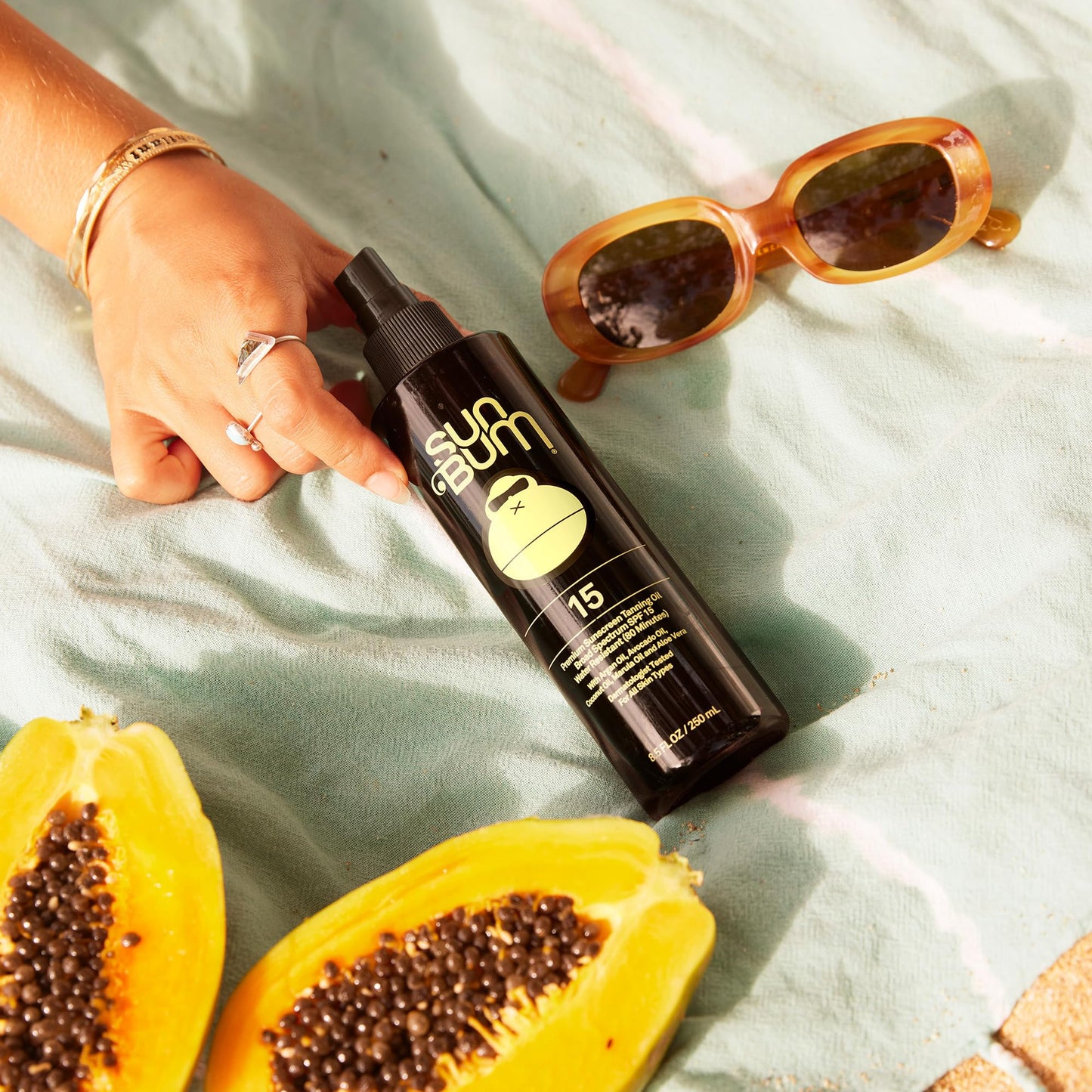 Sun Bum SPF 15 Moisturizing Tanning Oil - Vegan and Hawaii 104 Act Compliant (Octinoxate & Oxybenzone Free) - Broad Spectrum Moisturizing - UVA/UVB